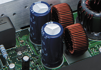 大容量・音響用電源コンデンサーを採用