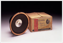 創業者松本望が1937年に初めて開発したHi-Fiダイナミックスピーカー「A-8」